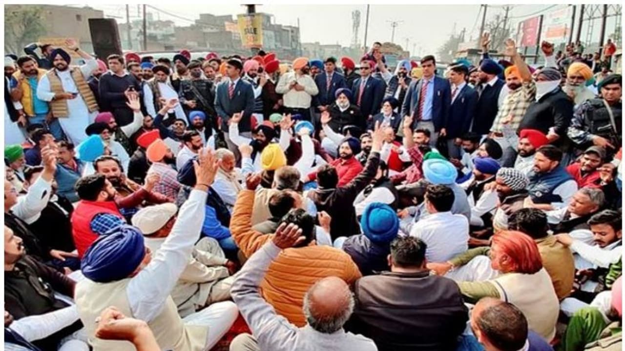 കോണ്‍ഗ്രസ് അകാലിദള്‍ സംഘര്‍ഷം; സുഖ്ബീര്‍ സിംഗ് ബാദലിന്റെ കാറിന് നേരെ ആക്രമണം