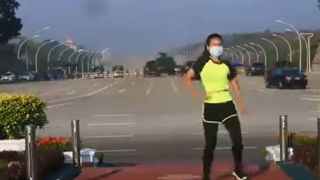 দেখে নিন মায়ানমারের ভিইরাল ভিডিও, সেনা কনভয়ের সামনেই নিজের চর্চা চালাচ্ছেন মহিলা দেখে নিন মায়ানমারের ভিইরাল ভিডিও, সেনা কনভয়ের সামনেই নিজের চর্চা চালাচ্ছেন মহিলা