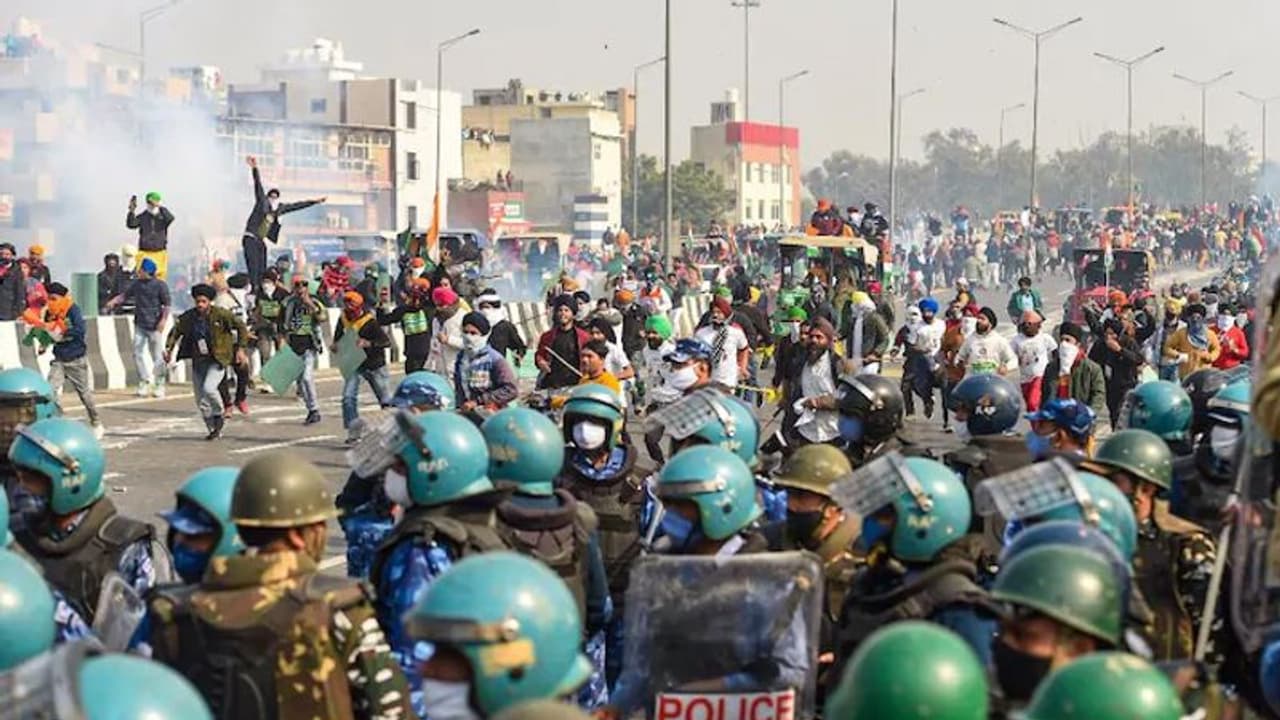 गृह मंत्रालय ने ट्रैक्टर मार्च के दौरान पुलिस कार्रवाई को सही ठहराया, कहा जवानों के पास नहीं था विकल्प गृह मंत्रालय ने ट्रैक्टर मार्च के दौरान पुलिस कार्रवाई को सही ठहराया, कहा जवानों के पास नहीं था विकल्प