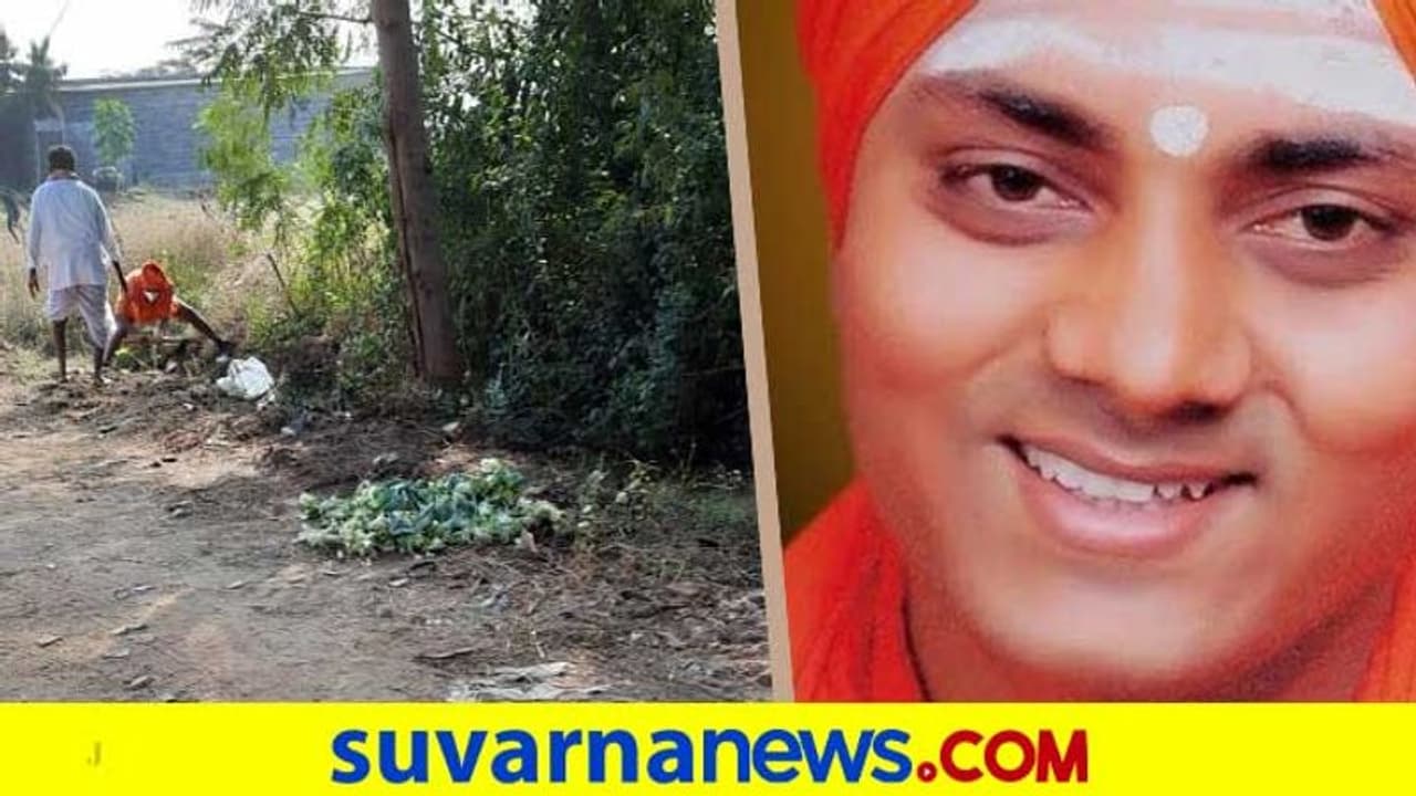 ಕೊಪ್ಪಳ: ಸ್ವತಃ ಚರಂಡಿ ಸ್ವಚ್ಛಗೊಳಿಸಿದ ಗವಿಸಿದ್ಧೇಶ್ವರ ಶ್ರೀ..! ಕೊಪ್ಪಳ: ಸ್ವತಃ ಚರಂಡಿ ಸ್ವಚ್ಛಗೊಳಿಸಿದ ಗವಿಸಿದ್ಧೇಶ್ವರ ಶ್ರೀ..!