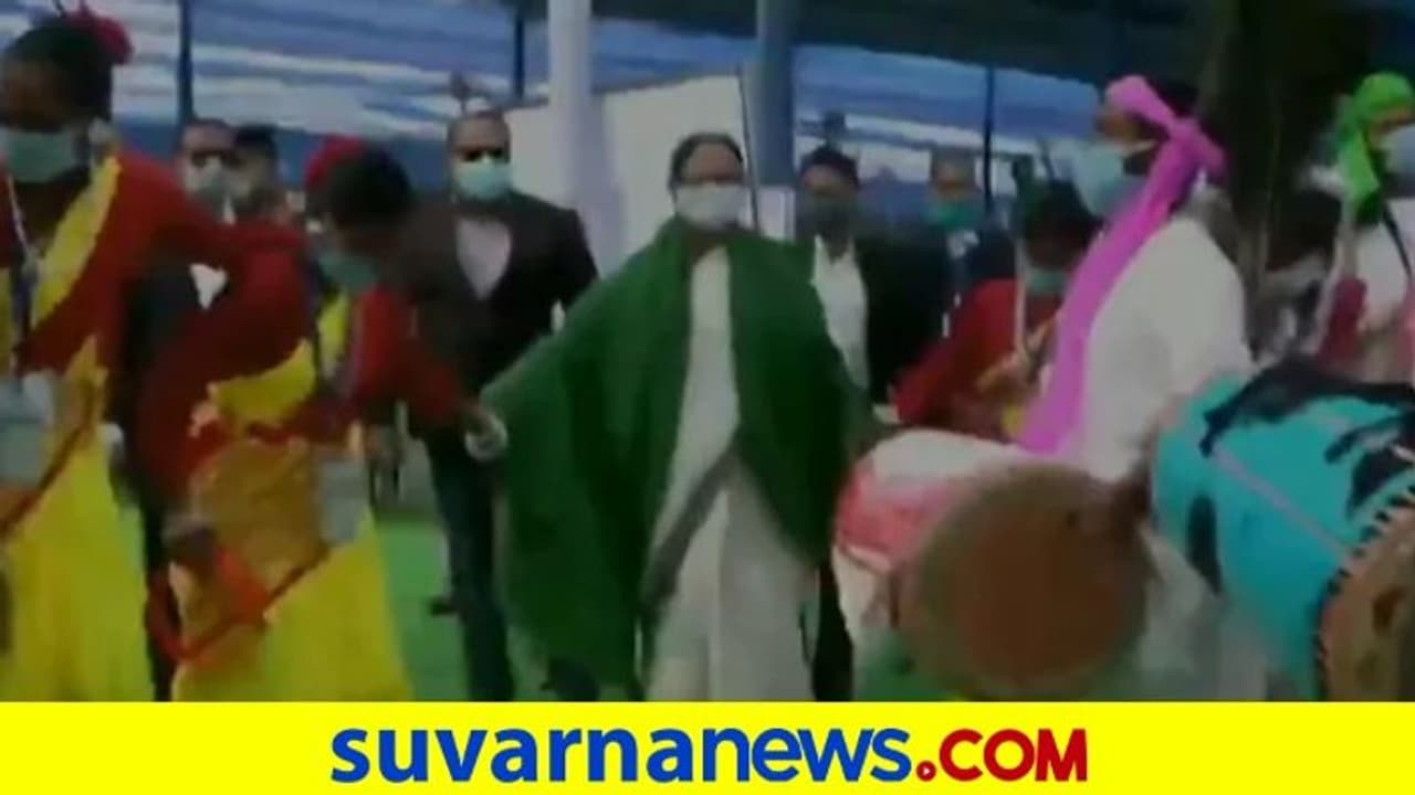 ವಿವಾಹ ಕಾರ್ಯಕ್ರಮದಲ್ಲಿ ದೀದಿಯ ನೃತ್ಯದ ವಿಡಿಯೋ ಜಾಲತಾಣಗಳಲ್ಲಿ ವೈರಲ್! ವಿವಾಹ ಕಾರ್ಯಕ್ರಮದಲ್ಲಿ ದೀದಿಯ ನೃತ್ಯದ ವಿಡಿಯೋ ಜಾಲತಾಣಗಳಲ್ಲಿ ವೈರಲ್!