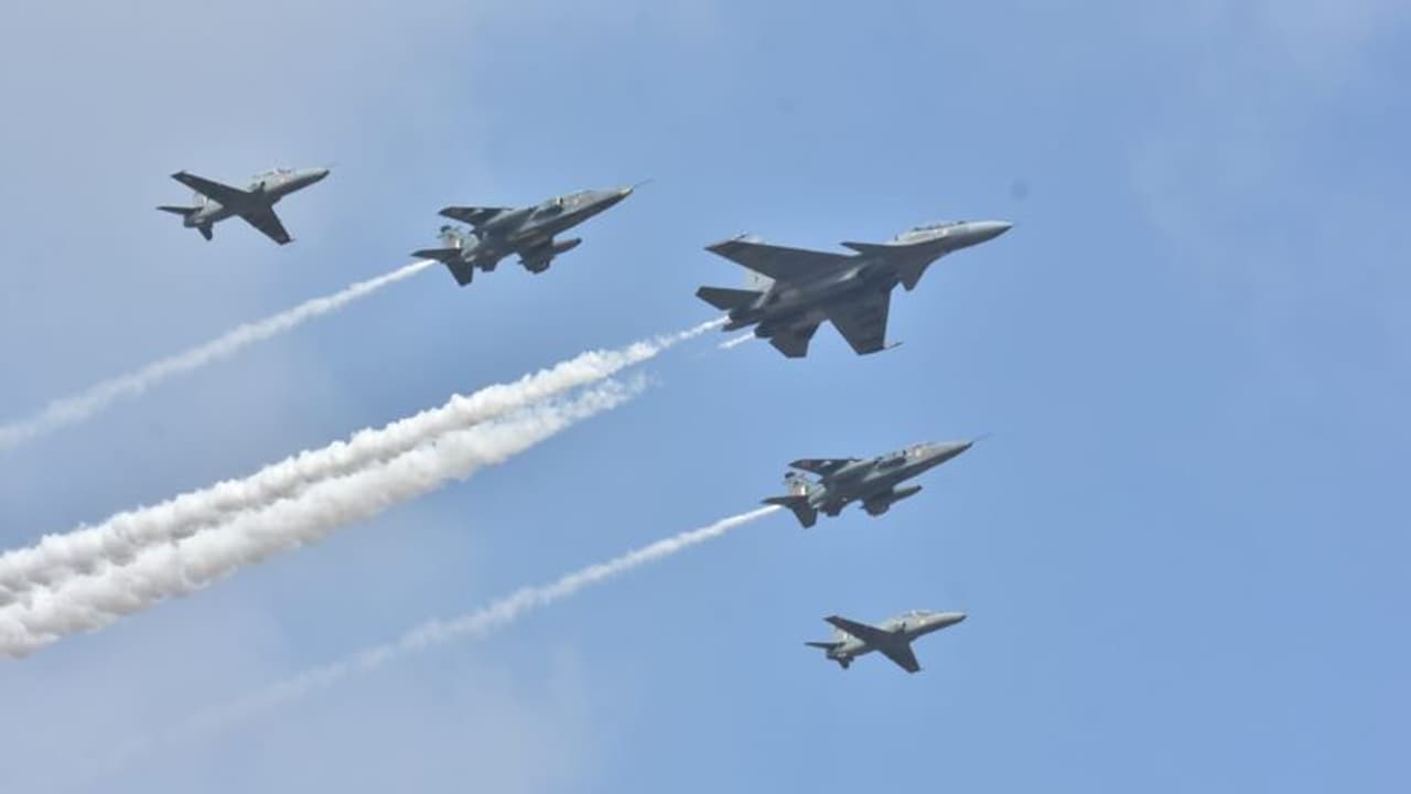 পাকিস্তানের নাকে ঝামা ঘষে কাশ্মীরে বায়ুসেনার এয়ার শো, নিজেদের শক্তি বোঝাবে নয়াদিল্লি পাকিস্তানের নাকে ঝামা ঘষে কাশ্মীরে বায়ুসেনার এয়ার শো, নিজেদের শক্তি বোঝাবে নয়াদিল্লি