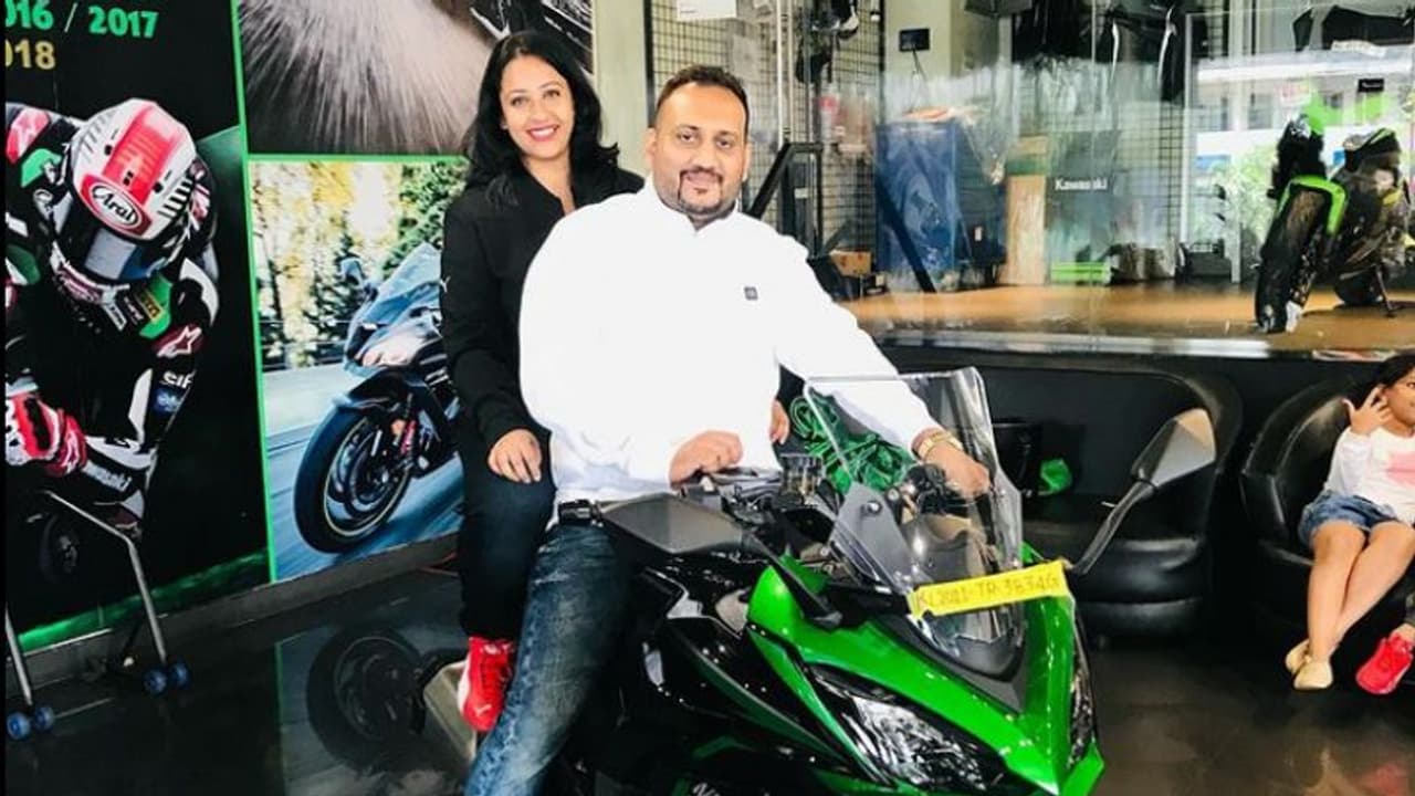 15 ലക്ഷത്തിന്റെ പുത്തൻ ബൈക്ക് സ്വന്തമാക്കി അർജുനും സൗഭാഗ്യയും, ആശംസകളുമായി 'പൈങ്കിളി' 15 ലക്ഷത്തിന്റെ പുത്തൻ ബൈക്ക് സ്വന്തമാക്കി അർജുനും സൗഭാഗ്യയും, ആശംസകളുമായി 'പൈങ്കിളി'