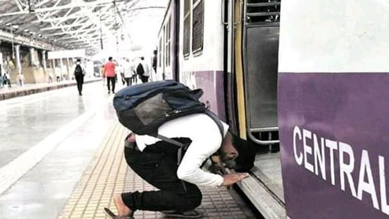 11 महीने बाद जब लोकल चली, तो माथा टेक भावुक हुआ शख्स, तस्वीर सोशल मीडिया पर वायरल 11 महीने बाद जब लोकल चली, तो माथा टेक भावुक हुआ शख्स, तस्वीर सोशल मीडिया पर वायरल