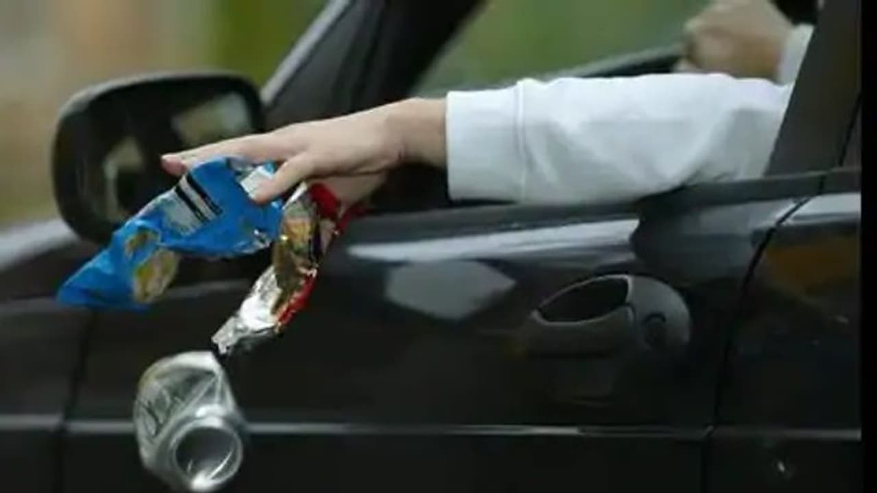 यूपी में अब सड़क पर फैलाई गंदगी तो लगेगा कुछ ऐसे जुर्माना, सिंगापुर में हर साल 300 डॉलर की होती है वसूली यूपी में अब सड़क पर फैलाई गंदगी तो लगेगा कुछ ऐसे जुर्माना, सिंगापुर में हर साल 300 डॉलर की होती है वसूली