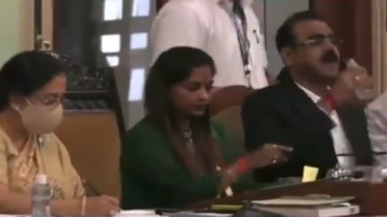 পোলিওর পর এবার জলে স্যানিটাইজার বিপত্তি , ঘটনাস্থল সেই মহারাষ্ট্র, দেখুন সেই ভাইরাল ভিডিও