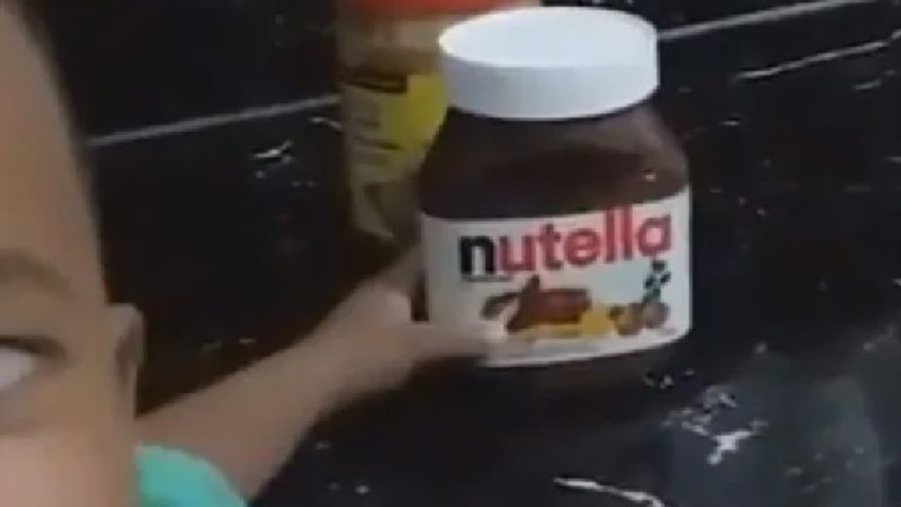 കുട്ടിയായിരിക്കുമ്പോള് ഇങ്ങനെ ചെയ്യാത്തവര് ആരുണ്ട്; വൈറലായ വീഡിയോ കുട്ടിയായിരിക്കുമ്പോള് ഇങ്ങനെ ചെയ്യാത്തവര് ആരുണ്ട്; വൈറലായ വീഡിയോ