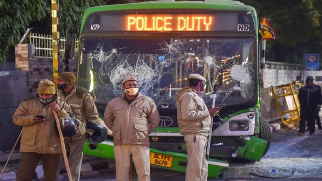 आंदोलन के दौरान आवाजाही के लिए पुलिस को केजरीवाल सरकार ने दी थीं 576 बसें, अब सभी बसें वापस मांग लीं आंदोलन के दौरान आवाजाही के लिए पुलिस को केजरीवाल सरकार ने दी थीं 576 बसें, अब सभी बसें वापस मांग लीं