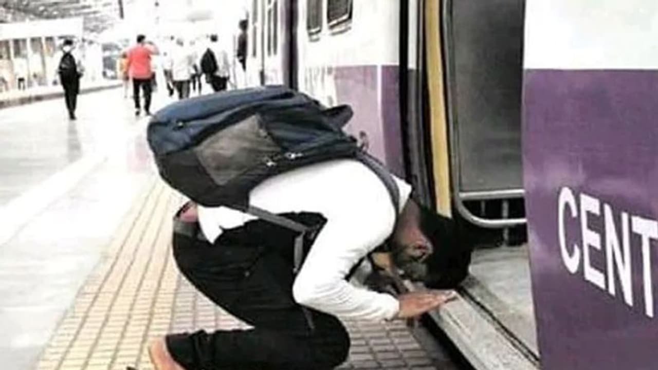 मुंबई लोकल पर चढ़ते हुए अचानक घुटने पर बैठ गया लड़का, देखते ही आनंद महिंद्रा ने ट्वीट कर दी तस्वीर मुंबई लोकल पर चढ़ते हुए अचानक घुटने पर बैठ गया लड़का, देखते ही आनंद महिंद्रा ने ट्वीट कर दी तस्वीर