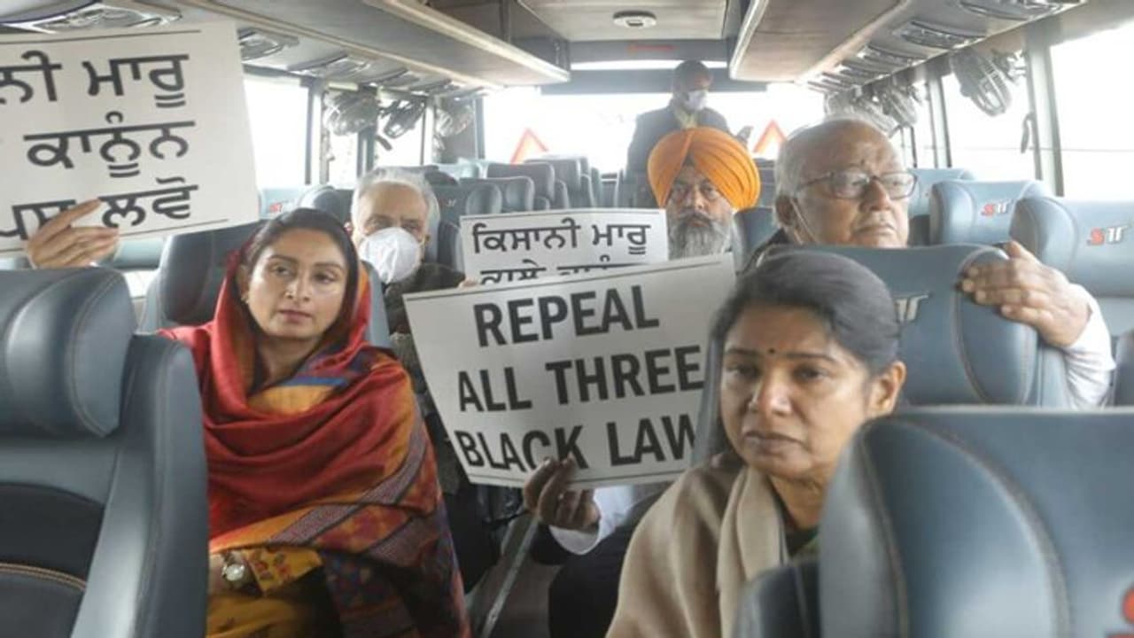 दिल्ली पुलिस ने लाल किले पर हिंसा भड़काने के आरोपी को गिरफ्तार किया; शाह और डोभाल के बीच हाई लेवल मीटिंग दिल्ली पुलिस ने लाल किले पर हिंसा भड़काने के आरोपी को गिरफ्तार किया; शाह और डोभाल के बीच हाई लेवल मीटिंग