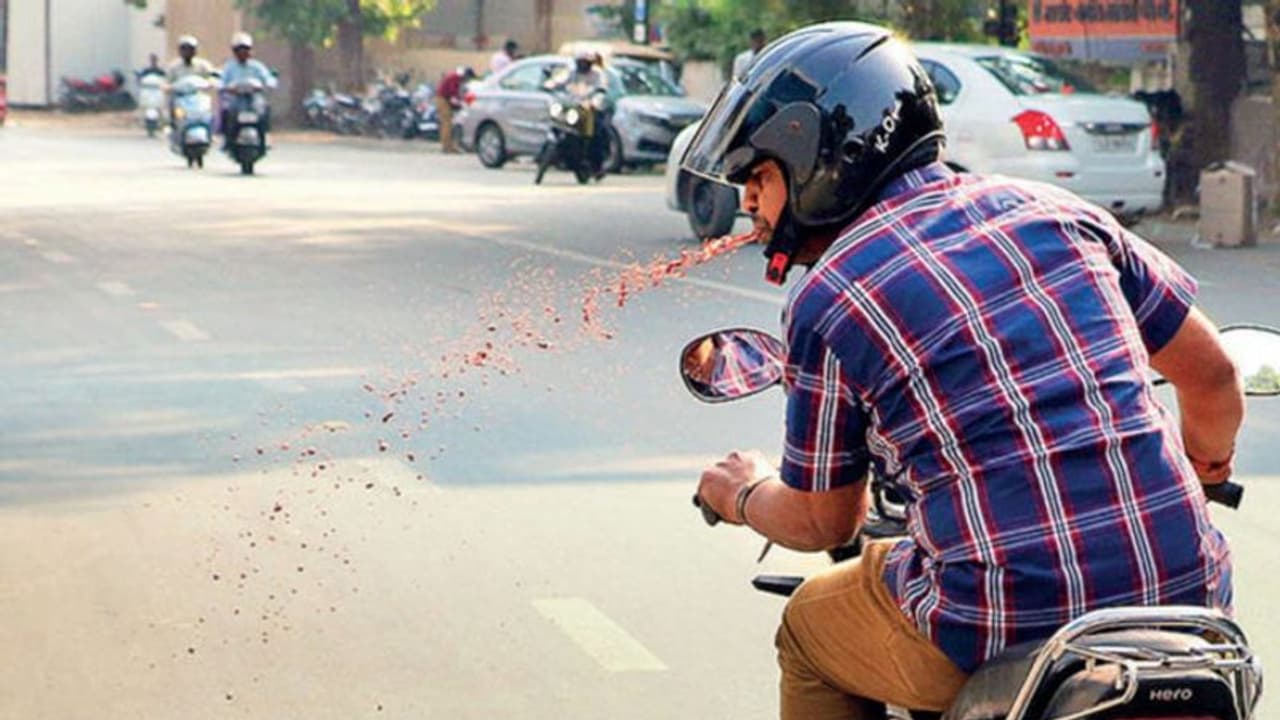 'ಇನ್ಮುಂದೆ ಎಲ್ಲೆಂದರಲ್ಲಿ ಉಗುಳಿದ್ರೆ ಬೀಳಲಿದೆ ದಂಡ' 'ಇನ್ಮುಂದೆ ಎಲ್ಲೆಂದರಲ್ಲಿ ಉಗುಳಿದ್ರೆ ಬೀಳಲಿದೆ ದಂಡ'