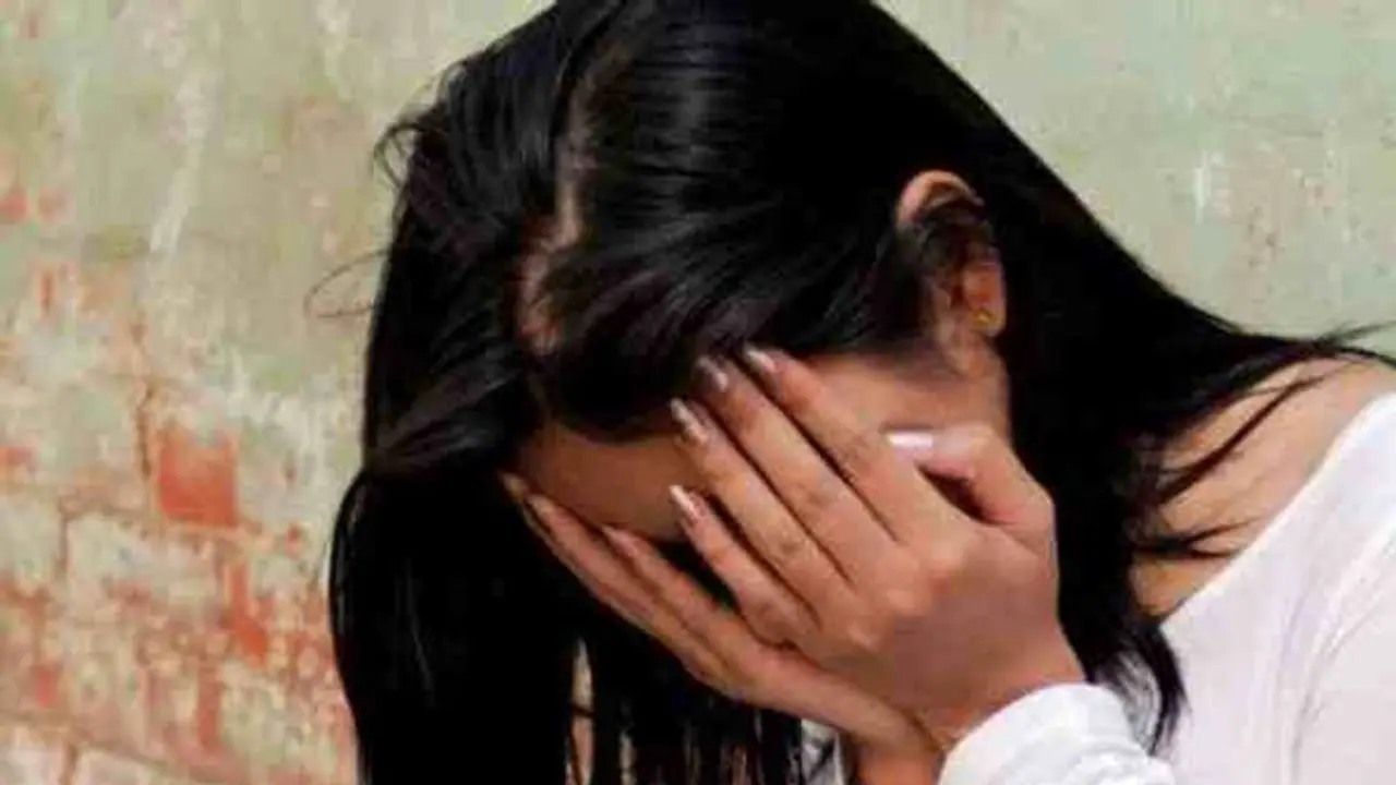 అందాలు చూపండి.. ఆన్‌లైన్‌ క్లాసులో ముసుగులో హెడ్మాస్టర్ కీచకపర్వం