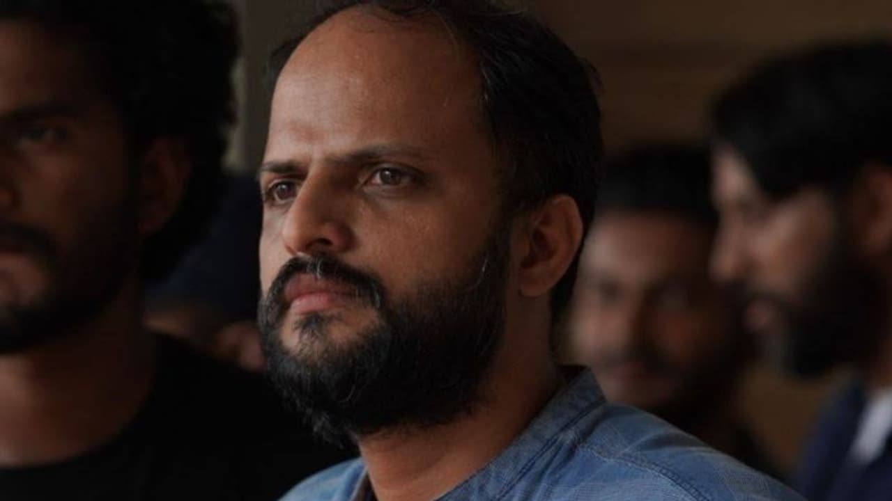 കാറിലിടിച്ച് നിര്ത്താതെ പോയ ആളെ തേടി സംവിധായകന്, കുറ്റസമ്മതം നടത്തി യുവാവ്! കാറിലിടിച്ച് നിര്ത്താതെ പോയ ആളെ തേടി സംവിധായകന്, കുറ്റസമ്മതം നടത്തി യുവാവ്!