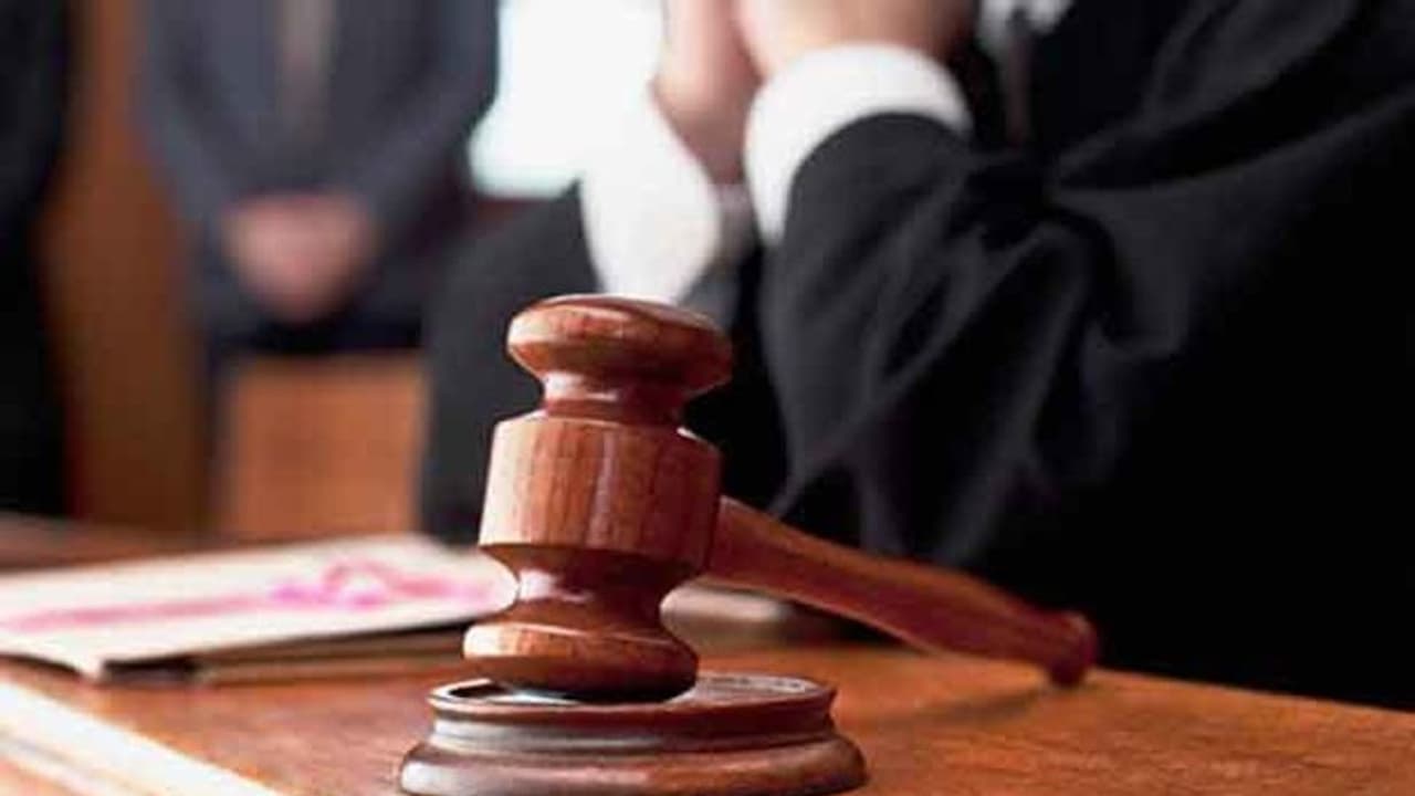 ஊழல் குற்றச்சாட்டுகளுக்கு ஆளான அதிகாரிகள், அனைத்து பண பலன்களையும் பெறுவதா.? நீதிமன்றம் வேதனை.