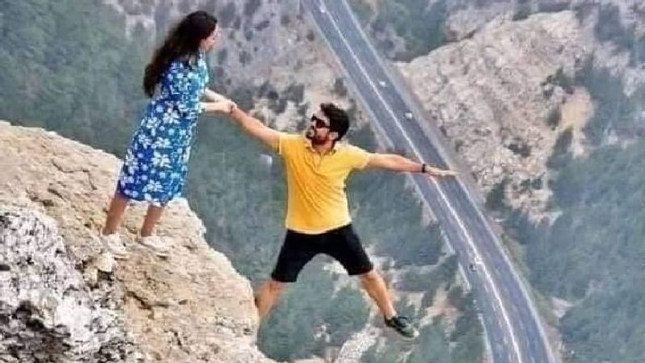 പാറയുടെ തുമ്പത്ത് ‘കൈവിട്ട’ ഫോട്ടോഷൂട്ട്; വിമർശനവുമായി സോഷ്യല് മീഡിയ പാറയുടെ തുമ്പത്ത് ‘കൈവിട്ട’ ഫോട്ടോഷൂട്ട്; വിമർശനവുമായി സോഷ്യല് മീഡിയ