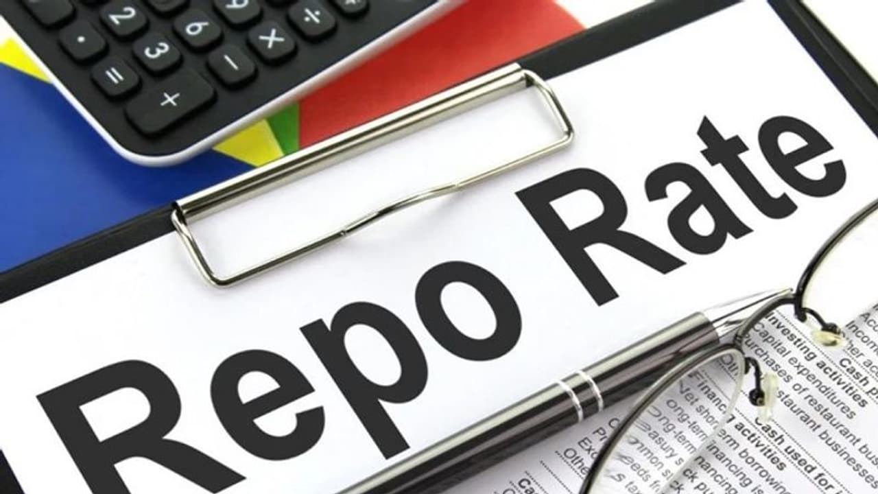 RBI के रेपो रेट बढ़ाने के बाद सीधा आपकी जेब पर पड़ेगा असर, समझें Loan और EMI का पूरा गणित RBI के रेपो रेट बढ़ाने के बाद सीधा आपकी जेब पर पड़ेगा असर, समझें Loan और EMI का पूरा गणित
