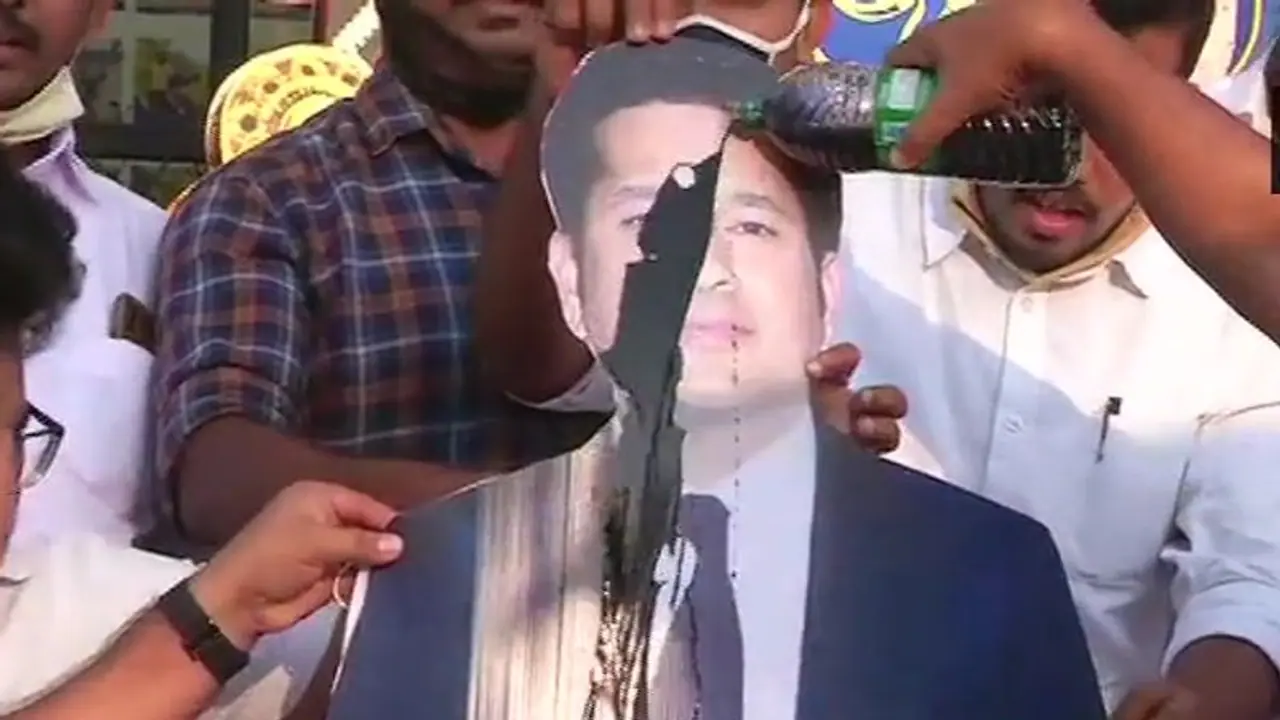 सचिन ने की देश को एकजुट करने की बात, केरल युवा कांग्रेस को नहीं आई पसंद; कट आउट पर पोती कालिख