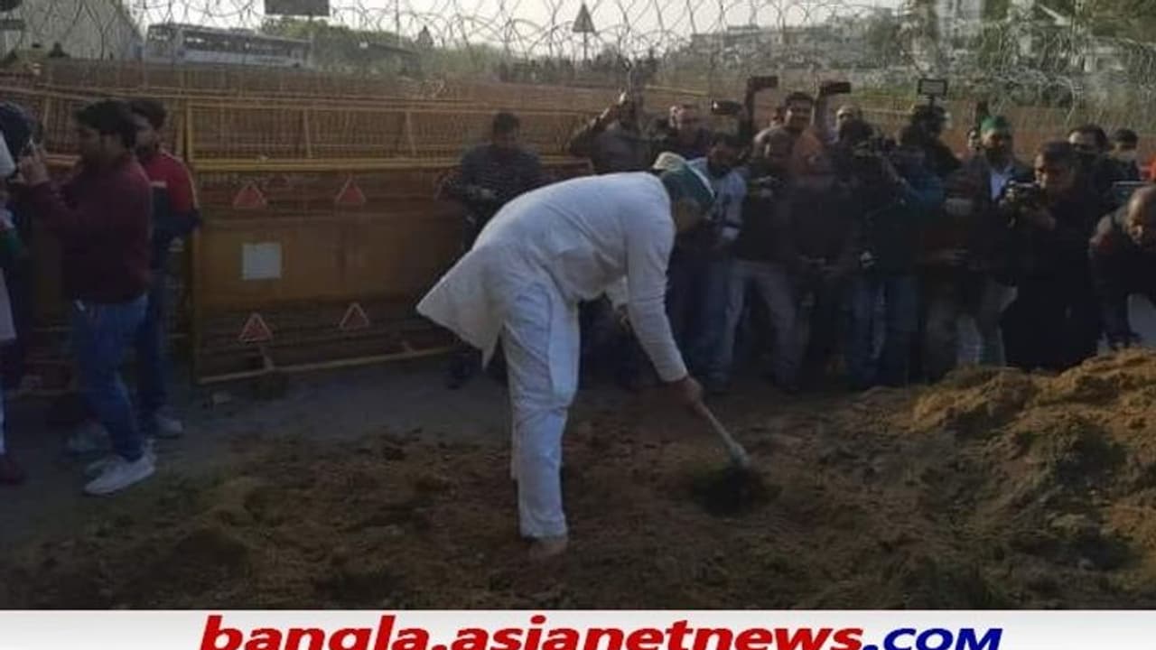 কান্নার পর কৃষক নেতা রাকেশ টিকাইতের এবার 'ফুলের রাজনীতি', চাক্কা জ্যামের আগেই অন্য সুর