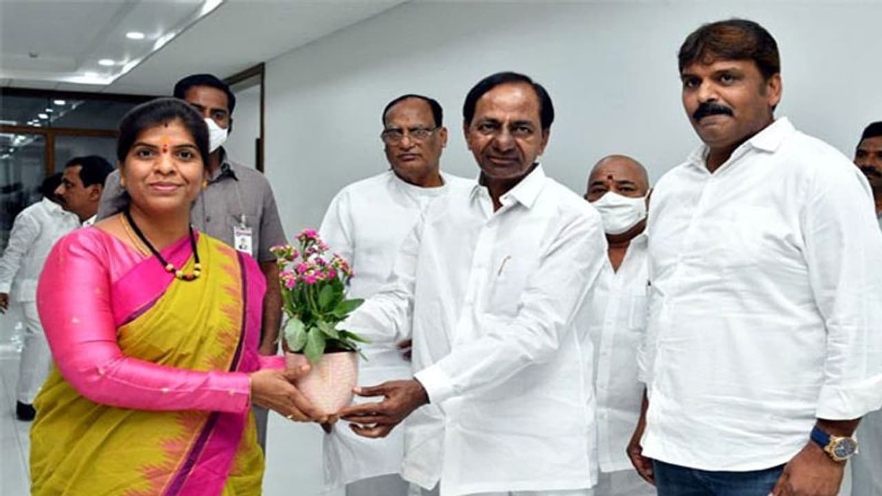 కేసీఆర్ ని కలిసిన బొంతు.. మేయర్ పదవి కోసమేనా..? కేసీఆర్ ని కలిసిన బొంతు.. మేయర్ పదవి కోసమేనా..?