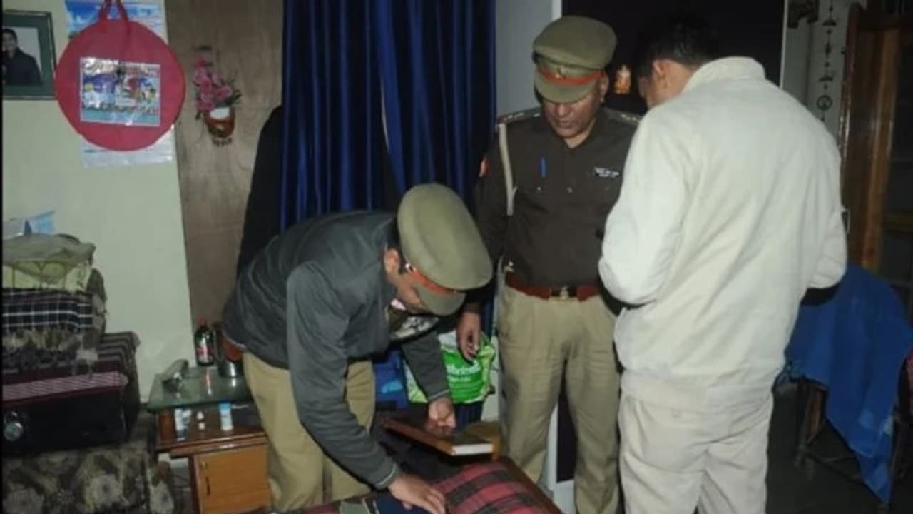 रिटायर्ड सीवीओ ने डॉक्टर बेटे के साथ की खुदकुशी, मरने से पहले लिखी पत्नी, भाई और जीजा के नाम चिट्ठियां रिटायर्ड सीवीओ ने डॉक्टर बेटे के साथ की खुदकुशी, मरने से पहले लिखी पत्नी, भाई और जीजा के नाम चिट्ठियां