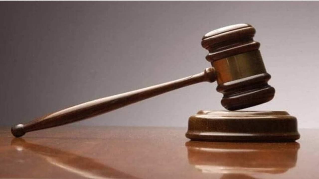 ರ್ಯಾಗಿಂಗ್ ಮಾಡಿದ್ದ ನಾಲ್ವರು ವಿದ್ಯಾರ್ಥಿನಿಯರಿಗೆ 5 ವರ್ಷ ಶಿಕ್ಷೆ ರ್ಯಾಗಿಂಗ್ ಮಾಡಿದ್ದ ನಾಲ್ವರು ವಿದ್ಯಾರ್ಥಿನಿಯರಿಗೆ 5 ವರ್ಷ ಶಿಕ್ಷೆ