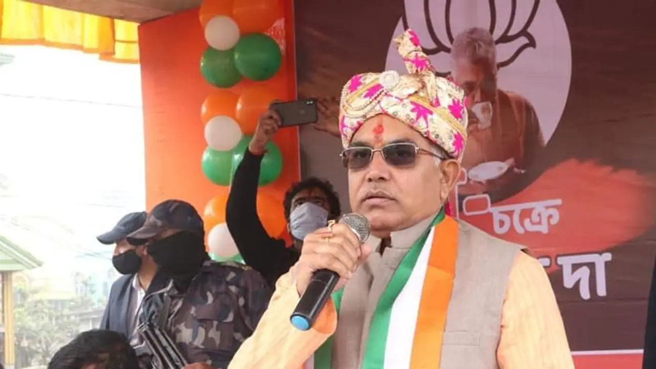 দেবী দূর্গা নিয়ে দিলীপ ঘোষের বিতর্কিত মন্তব্যে উত্তাল রাজনীতি, মাথা ন্যাড়া করে প্রতিবাদ তৃণমূলের দেবী দূর্গা নিয়ে দিলীপ ঘোষের বিতর্কিত মন্তব্যে উত্তাল রাজনীতি, মাথা ন্যাড়া করে প্রতিবাদ তৃণমূলের