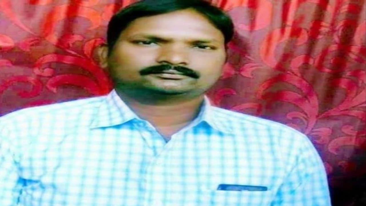 విద్యార్థుల ముందే హెడ్మాస్టర్ చెంప చెళ్లు.. ఎందుకంటే... విద్యార్థుల ముందే హెడ్మాస్టర్ చెంప చెళ్లు.. ఎందుకంటే...