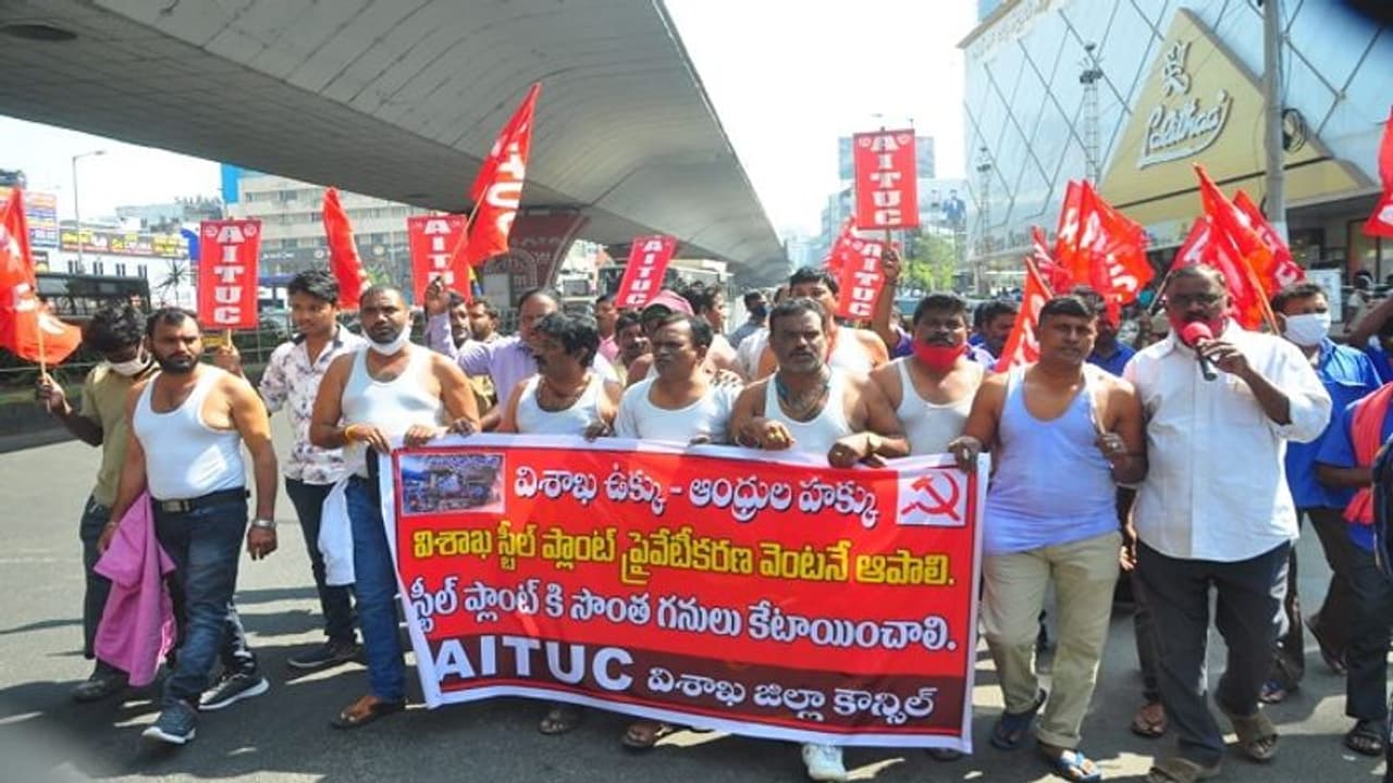 విశాఖ స్టీల్ ప్లాంట్ ప్రైవేటీకరణపై ఉద్యోగులకు కేంద్రం షాక్: హైకోర్టులో అఫిడవిట్