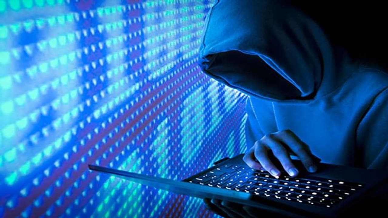 credit card fraud : ఆఫర్లకు ఆకర్షితమై క్రెడిట్ కార్డు నుంచి రూ.21 లక్షలు పోగొట్టుకున్న దంపతులు.. credit card fraud : ఆఫర్లకు ఆకర్షితమై క్రెడిట్ కార్డు నుంచి రూ.21 లక్షలు పోగొట్టుకున్న దంపతులు..