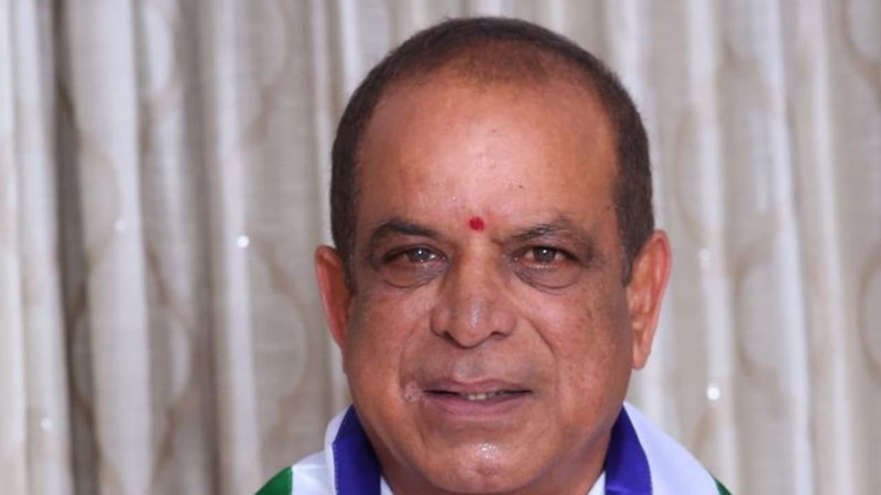 ఎమ్మెల్యే కన్నబాబుకి టోకరా: నకిలీ పత్రాలతో భూమి విక్రయించిన ఇద్దరి అరెస్ట్ ఎమ్మెల్యే కన్నబాబుకి టోకరా: నకిలీ పత్రాలతో భూమి విక్రయించిన ఇద్దరి అరెస్ట్