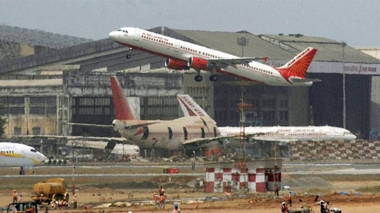 6 10 വിമാനത്താവളങ്ങൾ കൂടി സ്വകാര്യവൽക്കരിക്കും: മൂന്നാം ഘട്ടം ഏപ്രിലിൽ; മുംബൈ വിമാനത്താവളം അദാനി ​ഗ്രൂപ്പിന്