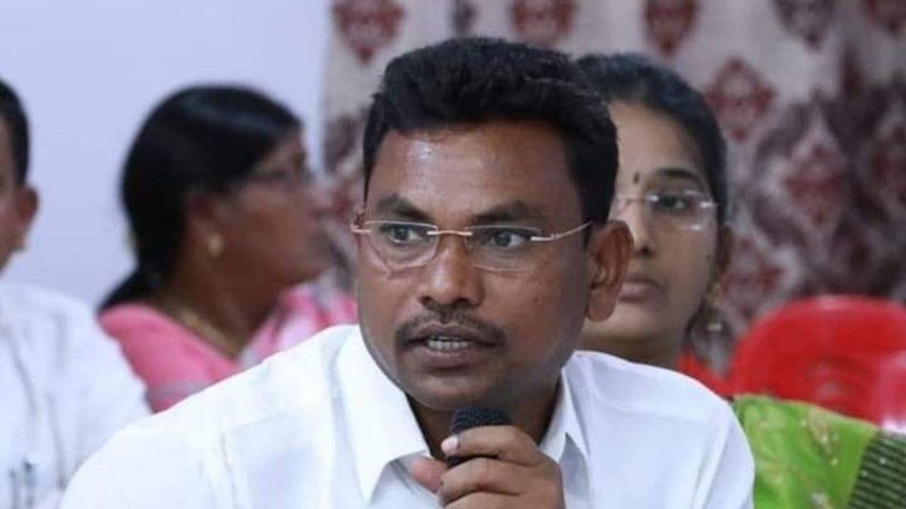 బంతి అదే వేగంతో తిరిగొస్తుంది: అధికారులకు టీఆర్ఎస్ ఎమ్మెల్యే వార్నింగ్ బంతి అదే వేగంతో తిరిగొస్తుంది: అధికారులకు టీఆర్ఎస్ ఎమ్మెల్యే వార్నింగ్