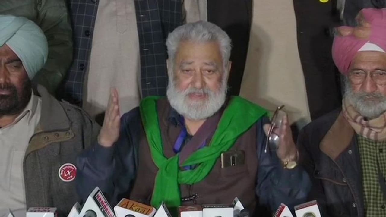 किसान नेता का आरोप अपने बयानों से पलटे यूनियन मिनिस्टर नरेंद्र सिंह तोमर, कही ये बात किसान नेता का आरोप अपने बयानों से पलटे यूनियन मिनिस्टर नरेंद्र सिंह तोमर, कही ये बात