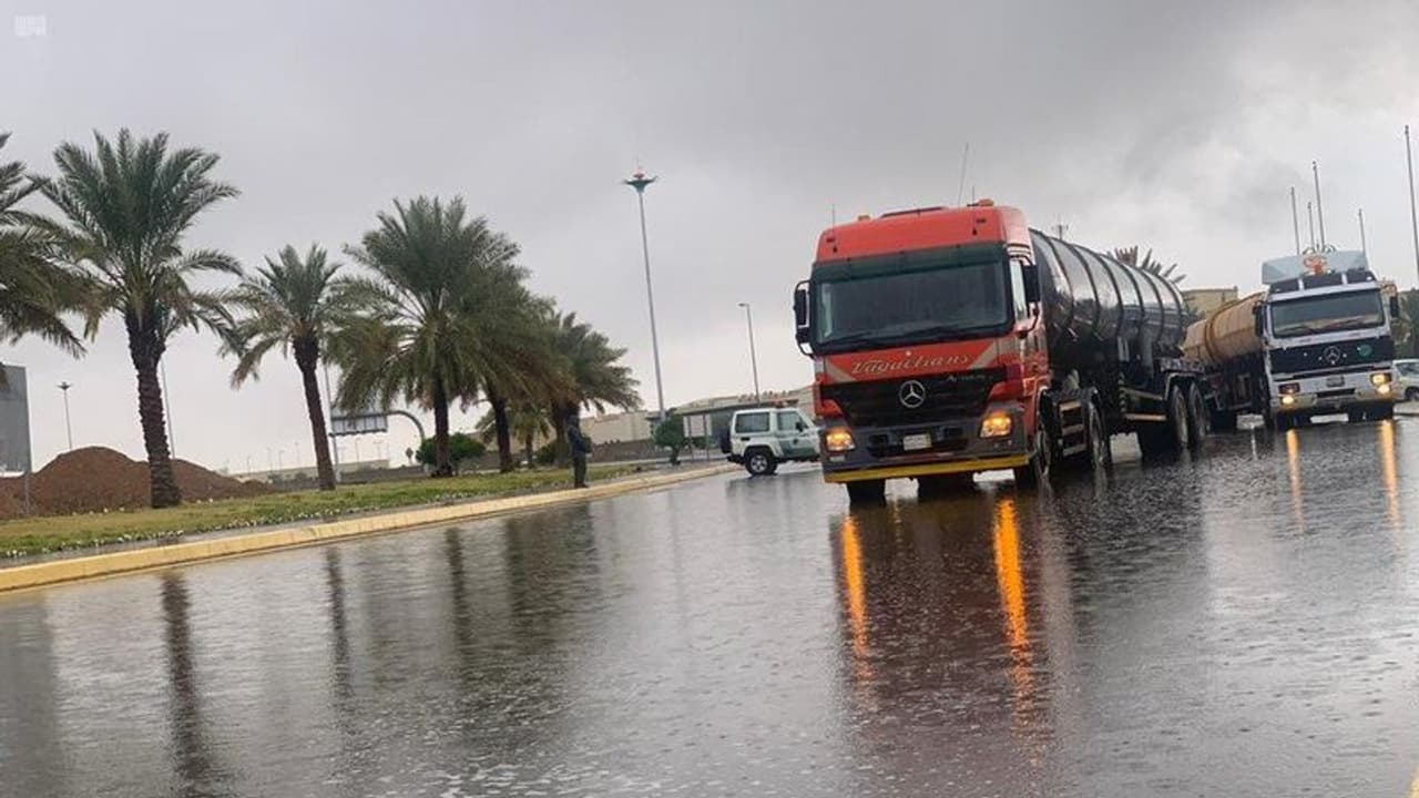 സൗദി അറേബ്യയുടെ ചില ഭാഗങ്ങളില് കനത്ത മഴ സൗദി അറേബ്യയുടെ ചില ഭാഗങ്ങളില് കനത്ത മഴ