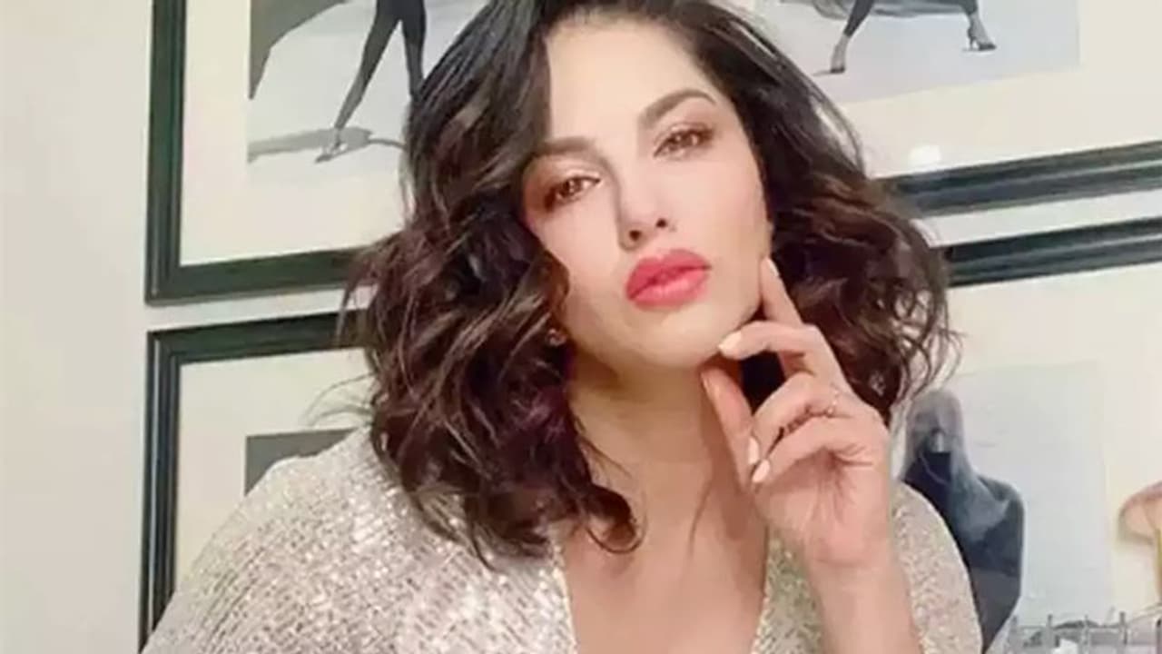 सनी लियोनी पर लगा 29 लाख की धोखाधड़ी का आरोप, घंटों तक चली पूछताछ सनी लियोनी पर लगा 29 लाख की धोखाधड़ी का आरोप, घंटों तक चली पूछताछ