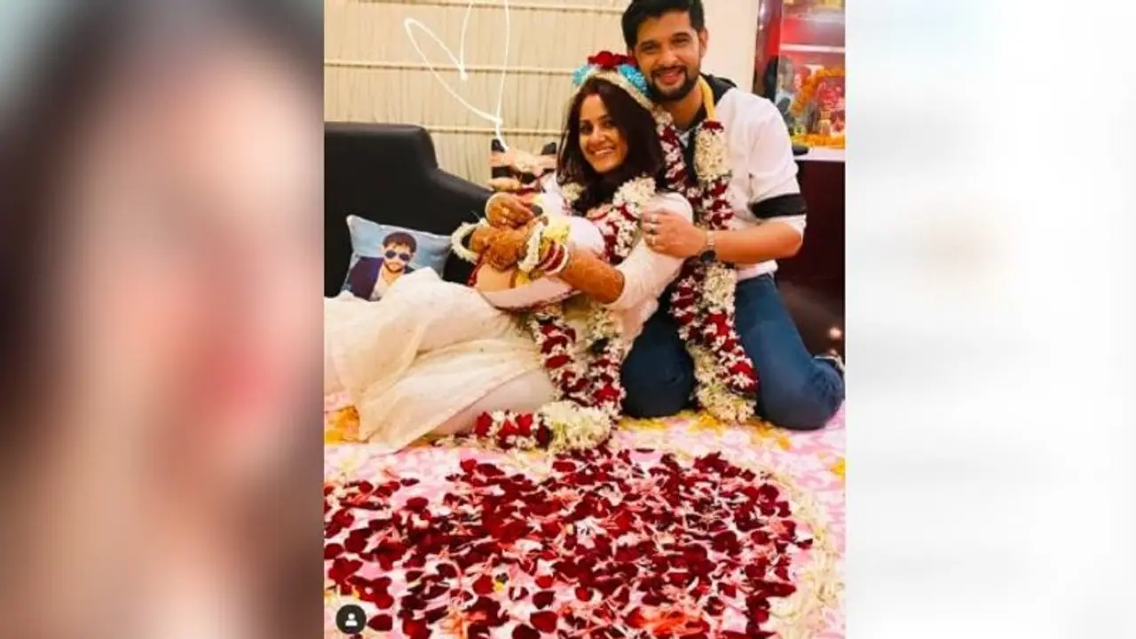 বিয়ের পর সংসারে তৃণার দাপট, শ্বশুড়বাড়িতে পা রাখতেই প্রমাণ করে দিলেন নীলের নববধূ বিয়ের পর সংসারে তৃণার দাপট, শ্বশুড়বাড়িতে পা রাখতেই প্রমাণ করে দিলেন নীলের নববধূ