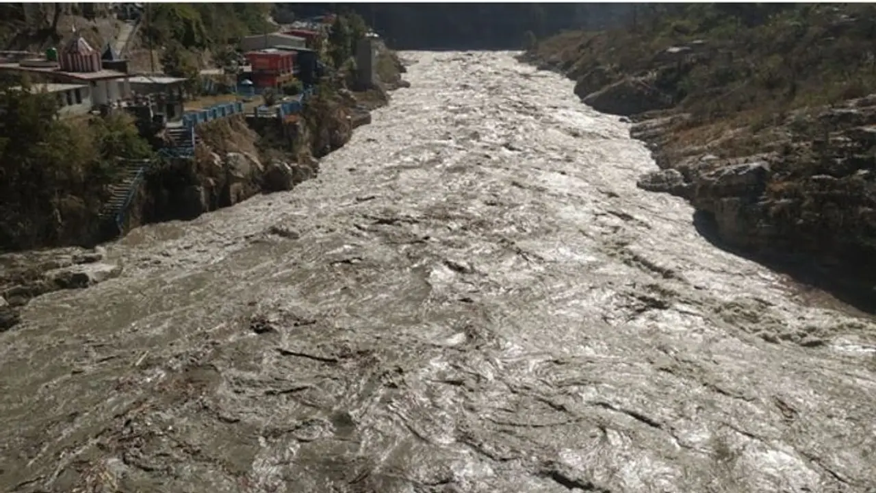 బావిలోకి దూసుకెళ్లి నీటిలో మునిగిన లగేజీ వ్యాన్: డ్రైవర్, క్లీనర్ కాకుండా... బావిలోకి దూసుకెళ్లి నీటిలో మునిగిన లగేజీ వ్యాన్: డ్రైవర్, క్లీనర్ కాకుండా...