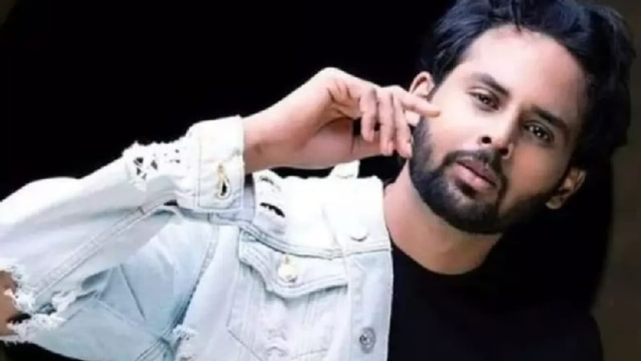 തമിഴ് നടന് ശ്രീവാസ്തവ് ചന്ദ്രശേഖര് തൂങ്ങിമരിച്ച നിലയില് തമിഴ് നടന് ശ്രീവാസ്തവ് ചന്ദ്രശേഖര് തൂങ്ങിമരിച്ച നിലയില്