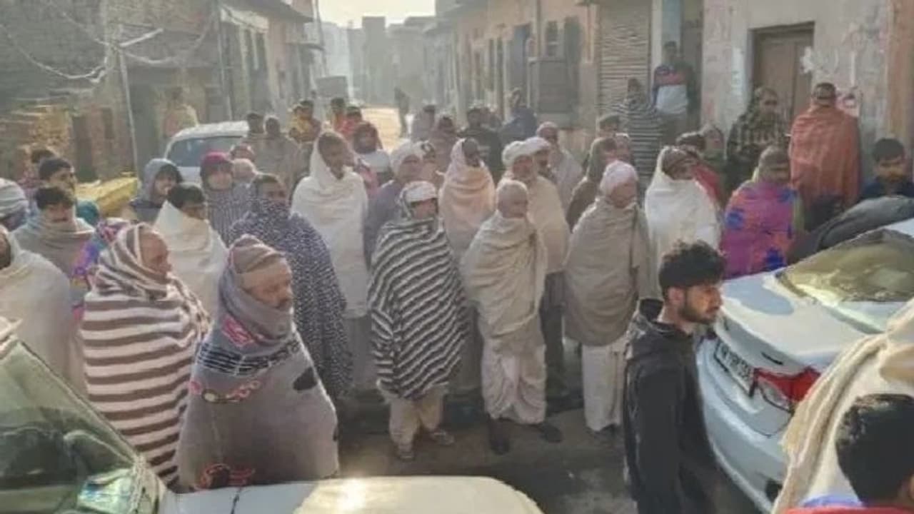 दिल दहला देने वाली वारदात: बाप ने नींद में 11 साल की बेटी की काटी गर्दन, बेटे पर भी तान दी कुल्हाड़ी दिल दहला देने वाली वारदात: बाप ने नींद में 11 साल की बेटी की काटी गर्दन, बेटे पर भी तान दी कुल्हाड़ी