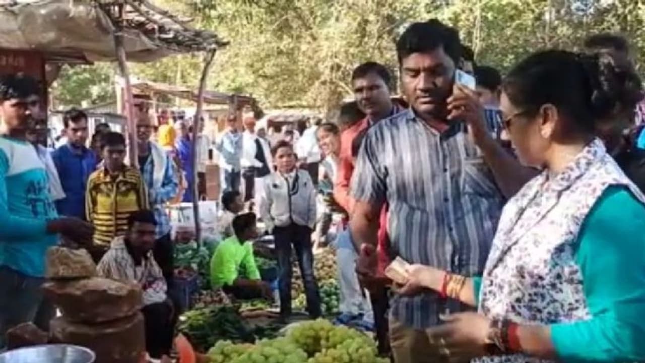 পালায় দাম বেড়েছে ৫০ থেকে ১০০ টাকা, করোনার ধাক্কায় মধ্যবিত্তের রান্নাঘরে আগুন পালায় দাম বেড়েছে ৫০ থেকে ১০০ টাকা, করোনার ধাক্কায় মধ্যবিত্তের রান্নাঘরে আগুন