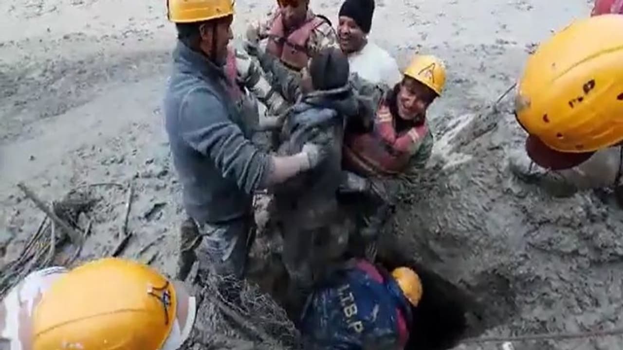 ఉత్తరాఖండ్ వరదలు: 16 మందిని రక్షించిన రెస్క్యూ టీమ్ ఉత్తరాఖండ్ వరదలు: 16 మందిని రక్షించిన రెస్క్యూ టీమ్