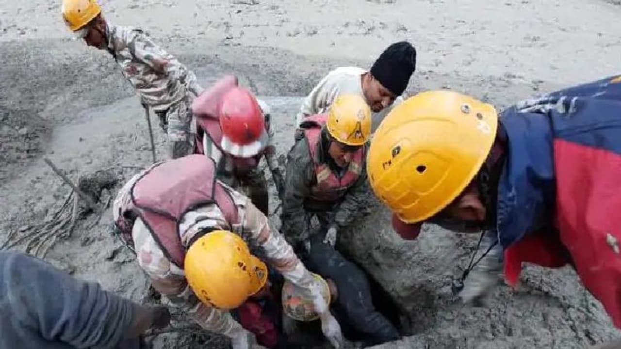 উত্তরাখণ্ডে হিমবাহ ফেটে বিপর্যয়ে মৃতদের পরিবারের পাশে প্রধানমন্ত্রী, আটকে পড়া শ্রমিকদের উদ্ধার উত্তরাখণ্ডে হিমবাহ ফেটে বিপর্যয়ে মৃতদের পরিবারের পাশে প্রধানমন্ত্রী, আটকে পড়া শ্রমিকদের উদ্ধার