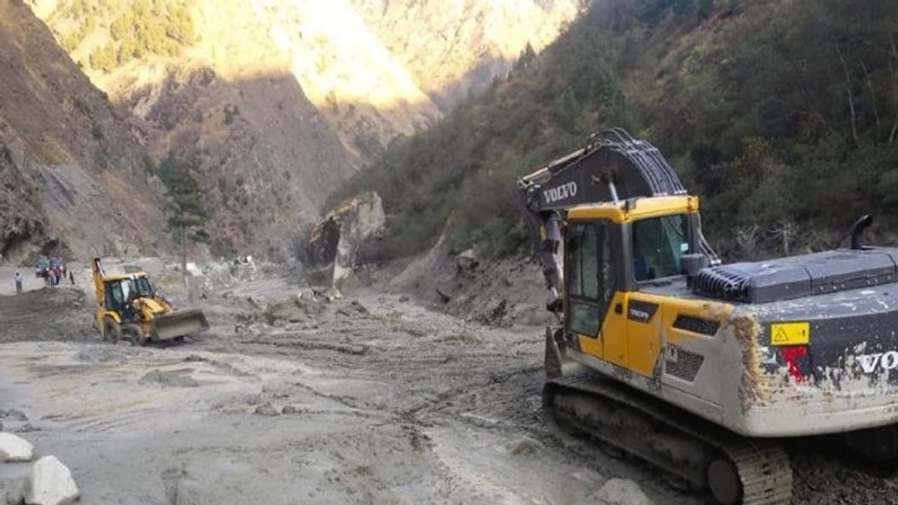 জলের তোড়ে নিশ্চিহ্ন বিস্তীর্ণ এলাকা, সোমবার উত্তরাখণ্ডে যাচ্ছেন তুষার বিশেষজ্ঞরা জলের তোড়ে নিশ্চিহ্ন বিস্তীর্ণ এলাকা, সোমবার উত্তরাখণ্ডে যাচ্ছেন তুষার বিশেষজ্ঞরা