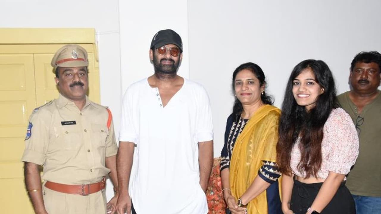 భారీ బందోబస్తు మధ్య... గోదావరిఖని ప్రజలతో ప్రభాస్ చిట్ చాట్ భారీ బందోబస్తు మధ్య... గోదావరిఖని ప్రజలతో ప్రభాస్ చిట్ చాట్