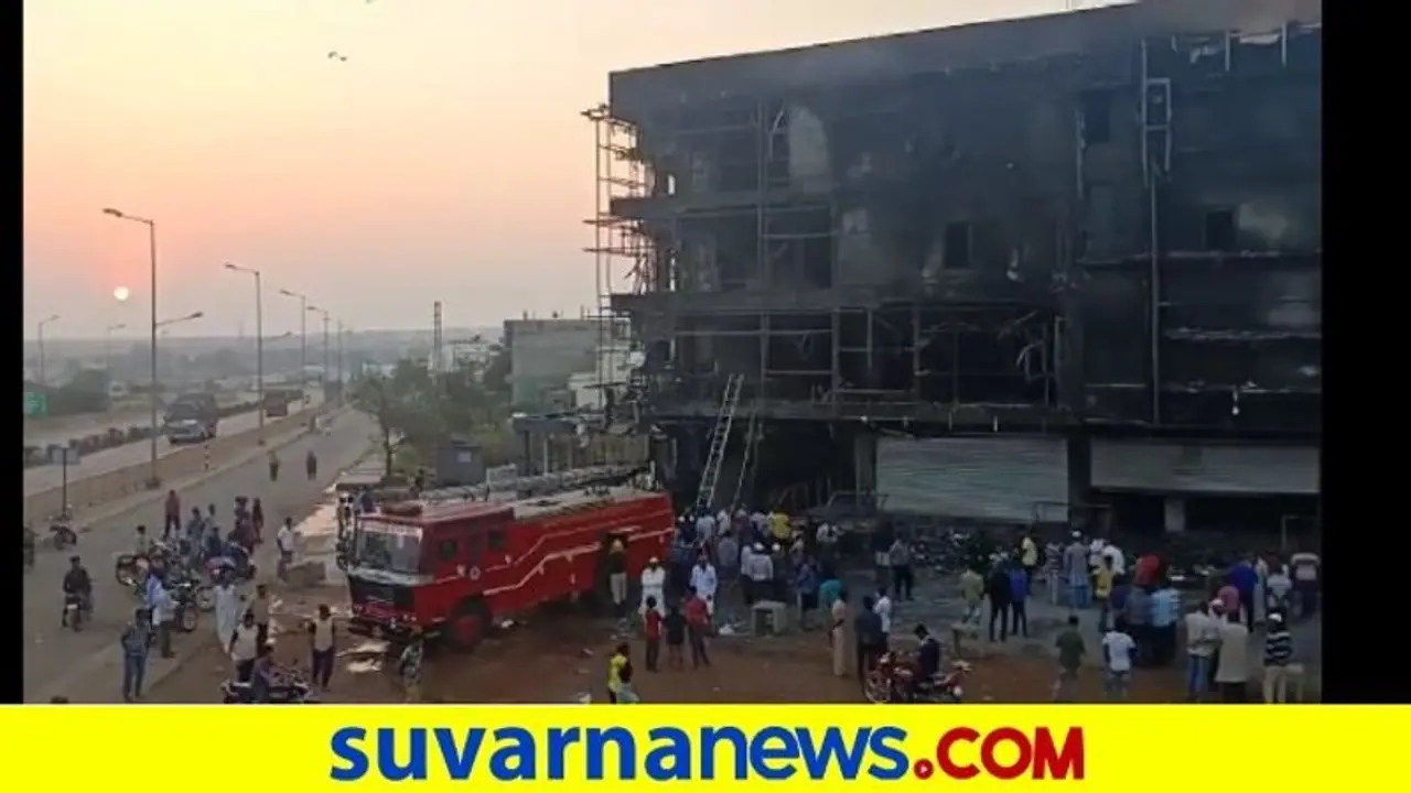 ಬೃಹತ್ ಕಾಂಪ್ಲೆಕ್ಸ್ನಲ್ಲಿ ಅಗ್ನಿ ಅವಘಡ : ಇನ್ನೂ ಆರದ ಬೆಂಕಿ ಬೃಹತ್ ಕಾಂಪ್ಲೆಕ್ಸ್ನಲ್ಲಿ ಅಗ್ನಿ ಅವಘಡ : ಇನ್ನೂ ಆರದ ಬೆಂಕಿ