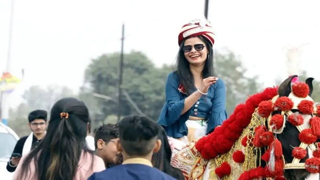 వైరల్ : వరుడి ఇంటికి గుర్రంపై వచ్చిన వధువు.. వైరల్ : వరుడి ఇంటికి గుర్రంపై వచ్చిన వధువు..