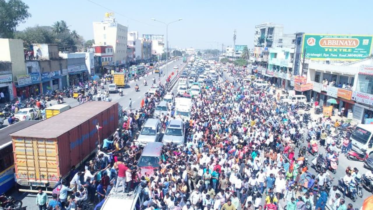ತಮಿಳುನಾಡಿಗೆ ತೆರಳಿದ ಶಶಿಕಲಾ: ಬೆಂಗ್ಳೂರಲ್ಲಿ ಕಿ.ಮೀ.ಗಟ್ಟಲೇ ಟ್ರಾಫಿಕ್‌ ಜಾಮ್‌