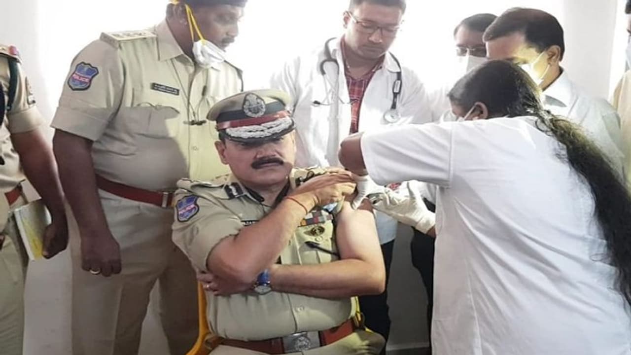 కరోనా వ్యాక్సిన్ వేయించుకున్న అంజనీకుమార్.. (వీడియో) కరోనా వ్యాక్సిన్ వేయించుకున్న అంజనీకుమార్.. (వీడియో)