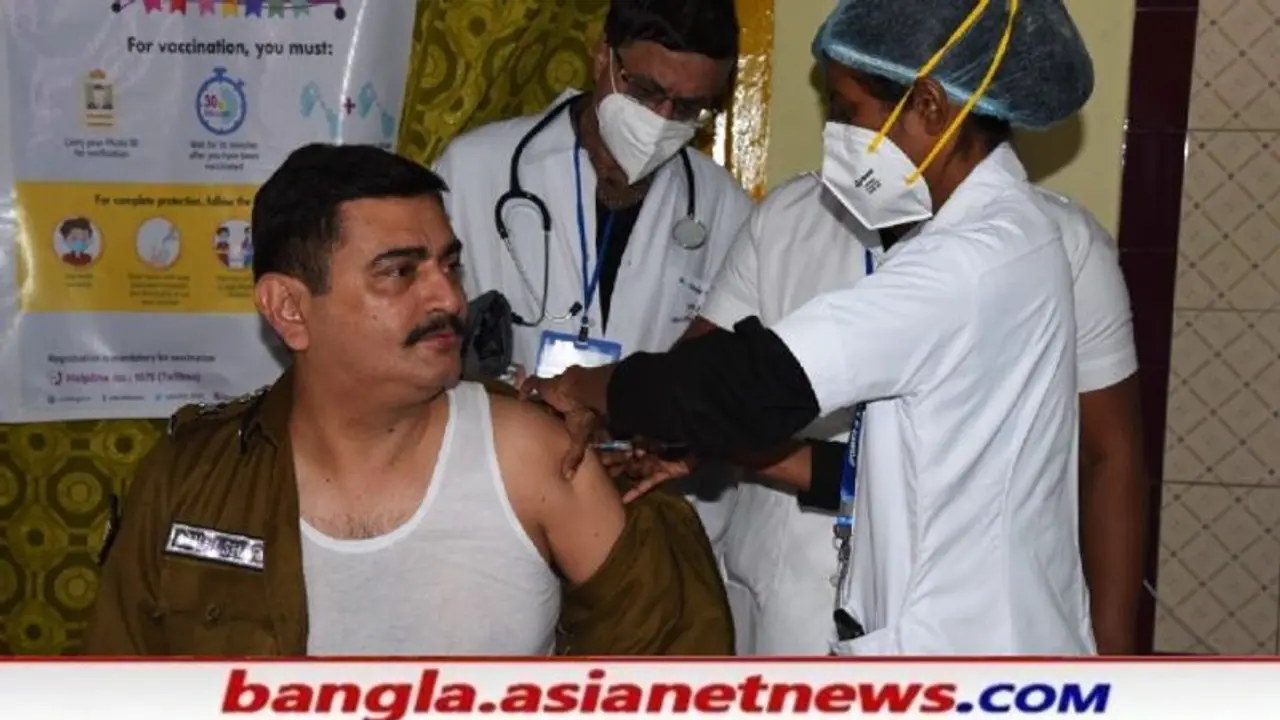 আজ থেকেই বাংলার পুলিশকর্মীদের ভ্যাকসিন দেওয়া শুরু, প্রথম টিকা নিলেন অনুজ শর্মা আজ থেকেই বাংলার পুলিশকর্মীদের ভ্যাকসিন দেওয়া শুরু, প্রথম টিকা নিলেন অনুজ শর্মা