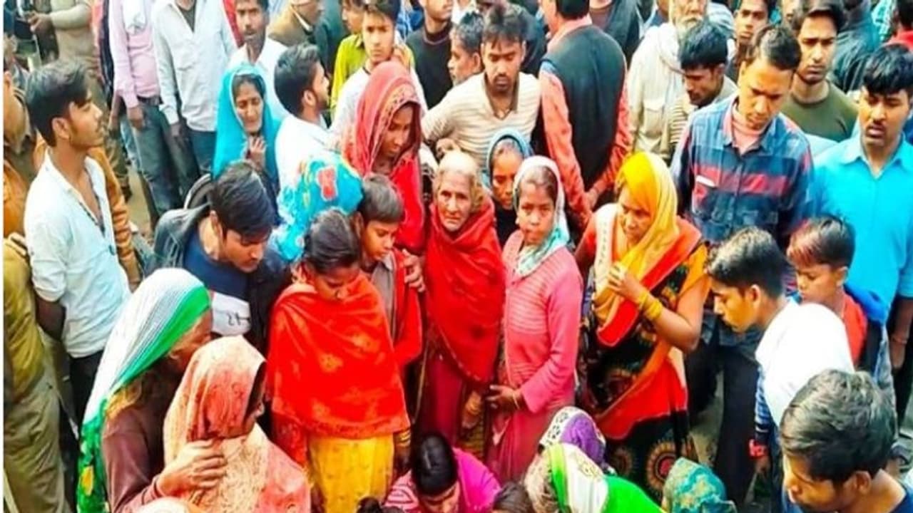 पत्नी ने पति की गोली मारकर हत्या की, फिर खुद को भी मारी गोली, बेटियों ने सुनाई पूरी कहानी पत्नी ने पति की गोली मारकर हत्या की, फिर खुद को भी मारी गोली, बेटियों ने सुनाई पूरी कहानी